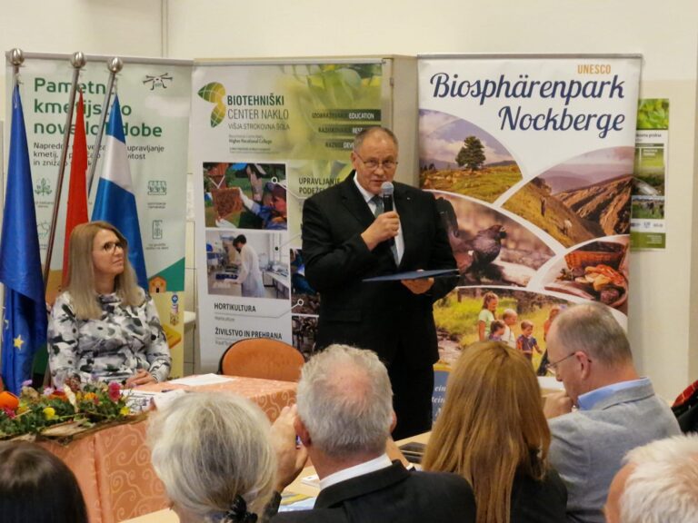 🤝 Dolgoletno sodelovanje z Biosfernim parkom Nockberge 🌿 še potrdili z novo informacijsko tablo in okroglo mizo Biotehniški center Naklo že vrsto let odlično sodeluje z avstrijskim 🇦🇹 Biosfernim parkom Nockberge. Sodelovanje se začela leta 2012, od leta 2014 pa se dijaki prek programov Leonardo da Vinci in Erasmus vsako leto v spremstvu učiteljev udeležujejo mobilnosti. Na ta način lahko dijaki opravljajo praktično usposabljanje z delom v parku; gre za učenje in poučevanje v naravi – o naravi – z naravo 🌲🌳. V znak dobrega sodelovanja smo na BC Naklo danes na okrogli mizi predstavili naše sodelovanje, podpisali medsebojni partnerski dogovor ter slovesno odprli informacijsko tablo.